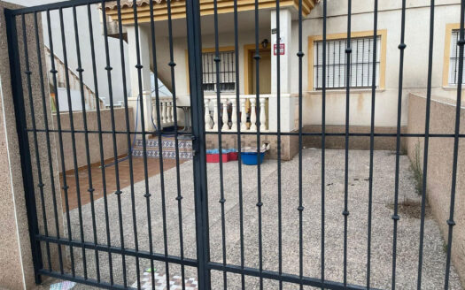 Chalet pareado en calle Pamplona (Castalla)